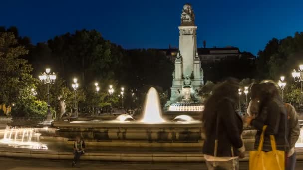 Lado noreste del monumento de Cervantes timelapse en la Plaza de España en Madrid por la noche — Vídeos de Stock