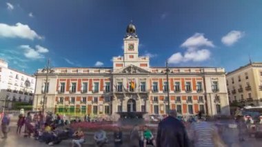 Timelapse hyperlapse bina eski postane. Puerta del Sol Madrid, İspanya içinde bulunan
