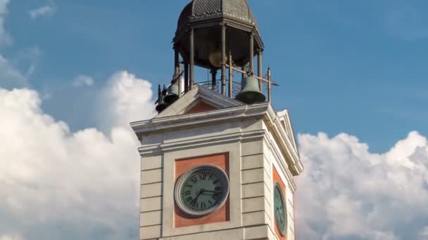 Wieża strażnicza na Starej Poczcie budynku timelapse hiperlapse. Położony w Puerta del Sol. Madryt, Hiszpania — Wideo stockowe