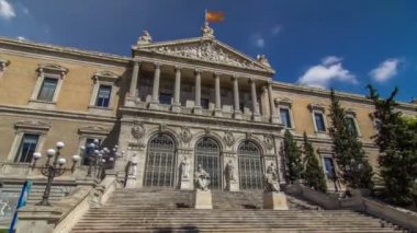 İspanya Milli Kütüphanesi timelapse hyperlapse büyük bir halk kütüphanesi, İspanya'nın en büyük ve dünyanın en büyük kütüphanelerinden biridir. Madrid'de, Paseo de Recoletos üzerinde yer almaktadır..