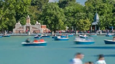 Alfonso XII timelapse içinde Parque del Buen Retiro - Madrid, İspanya hoş geri çekilme Park anıt yakınındaki gölde tekne turist