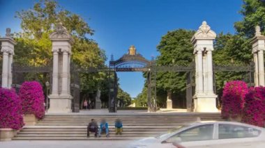 Buen Retiro Park - Madrid timelapse içinde en büyük parklarından biri olan giriş