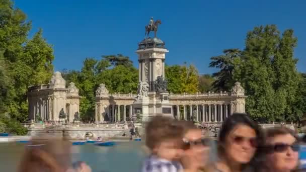 Turister på båtar vid monumentet till Alfonso Xii timelapse hyperlapse i Parque del Buen Retiro - parken trevlig reträtt i Madrid, Spanien — Stockvideo