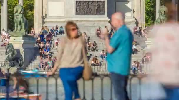 Touristen auf Booten am Denkmal für Alfonso xii Zeitraffer im Parque del buen retiro - Park des angenehmen Rückzugs in Madrid, Spanien — Stockvideo