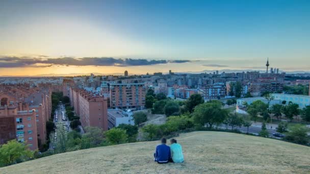 Panoramic sunset timelapse Visa i Madrid, Spanien. Foto taget från kullarna i Tio Pio Park, Vallecas-trakten. — Stockvideo