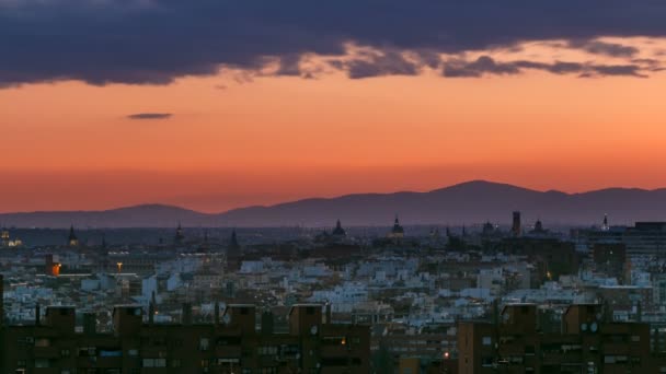 Dag tot nacht timelapse uitzicht op Madrid, Spanje. Foto genomen van de heuvels van Tio Pio Park, Vallecas-buurt. — Stockvideo