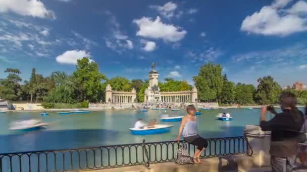 Touristen auf Booten am Denkmal für Alfonso xii Zeitraffer-Hyperlapse im Parque del buen retiro - Park des angenehmen Rückzugs in Madrid, Spanien — Stockvideo