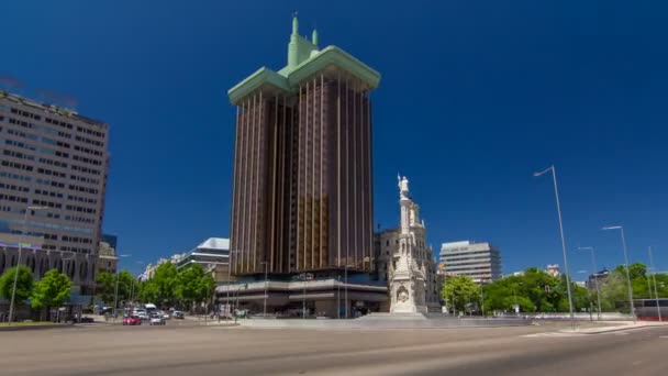 Monument voor ontdekkingsreiziger Christopher Columbus op het Columbus plein timelapse hyperlapse. — Stockvideo