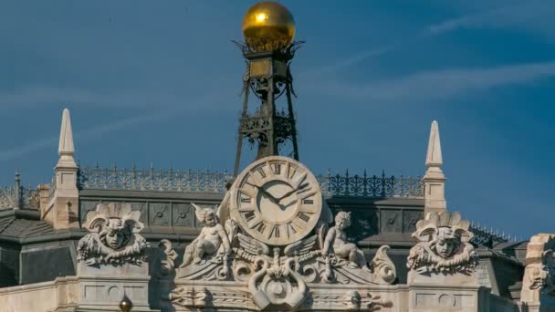 Kijk op de historische Bank van Spanje gebouw timelapse en Cibeles plein tussen Paseo del Prado en Alcala straat in Madrid, Spanje — Stockvideo