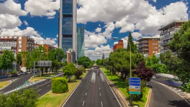 Rascacielos timelapse en la zona de negocios de las Cuatro Torres con los rascacielos más altos de Madrid y España — Vídeo de stock