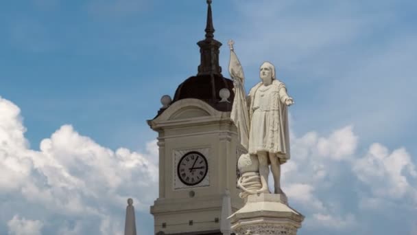 Monument voor ontdekkingsreiziger Christopher Columbus en toren met horloge op het Columbus plein timelapse hyperlapse. — Stockvideo