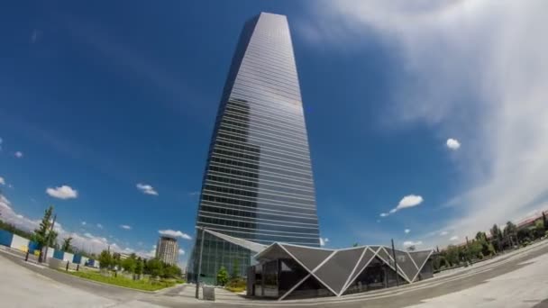 Wieżowce timelapse hyperlapse w obszarze biznesowym Four Towers z najwyższymi drapaczami chmur w Madrycie i Hiszpanii — Wideo stockowe