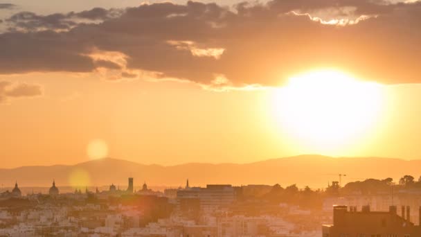 Západ slunce nad městem v přesku pohled na Madrid, Španělsko. Fotografie z kopců parku Tio Pio, Vallecas-sousedství. — Stock video
