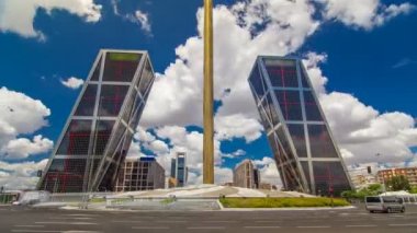 Ağ geçidinden Europe timelapse hyperlapse, Plaza de Castilla, Madrid, İspanya.