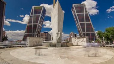 Madrid, İspanya 'daki Plaza de Castilla' dan KIO kuleleri veya Avrupa Geçidi zaman çizelgesi.