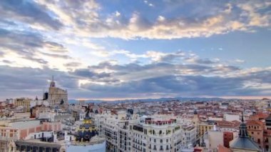 Hava panoramik Gran Via timelapse günbatımı, Skyline eski kasaba Cityscape, Capital İspanya, Europe.