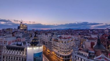 Günün gece timelapse, Skyline eski kasaba Cityscape, sermaye İspanya, Europe Gran Via panoramik havadan görünümü.