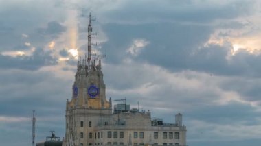 Telefonica bina timelapse Gran Via, Madrid, İspanya, Manhattan tarzı gökdelendir. Telefonica Binası şehir Madrid 1920'lerde inşa edilmiş en yüksek inşa ediyor.