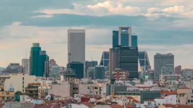 Madrid Skyline, gün batımında Kio Kuleleri gibi sembolik binalarla birlikte.