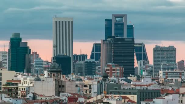 Die Skyline von Madrid im Zeitraffer bei Sonnenuntergang mit einigen symbolträchtigen Gebäuden wie den Kio Towers — Stockvideo