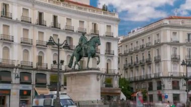 İspanya Kralı III. Charles 'ın heykeli İspanya' nın Madrid 'deki Puerta del Sol Meydanı' nda süratle ilerliyor.