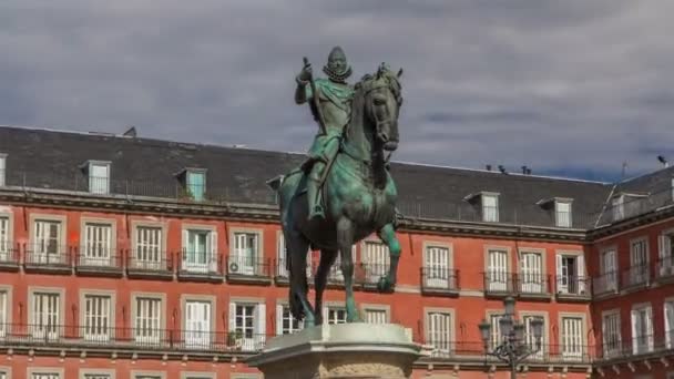 Socha Philipa III. Časová prodleva na Starostově náměstí v Madridu v překrásném letním dni, Španělsko — Stock video