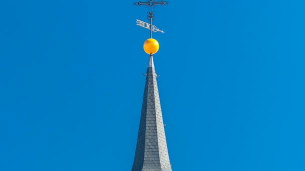 在一个美丽的夏日里，西班牙马德里的市长广场上，钟摆着钟表的塔已经过时了 — 图库视频影像