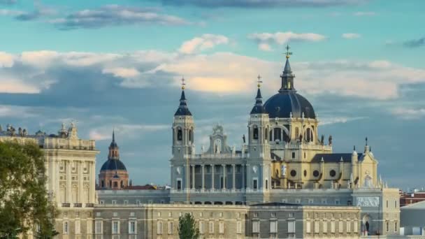 Madrid, España horizonte timelapse en la Catedral de Santa Maria la Real de La Almudena y el Palacio Real. — Vídeos de Stock