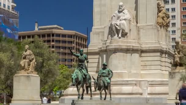 Pohled z kamenné plastiky Miguel de Cervantes timelapse hyperlapse a bronzové sochy Dona Quijota a Sancho Panza na náměstí Španělsko — Stock video