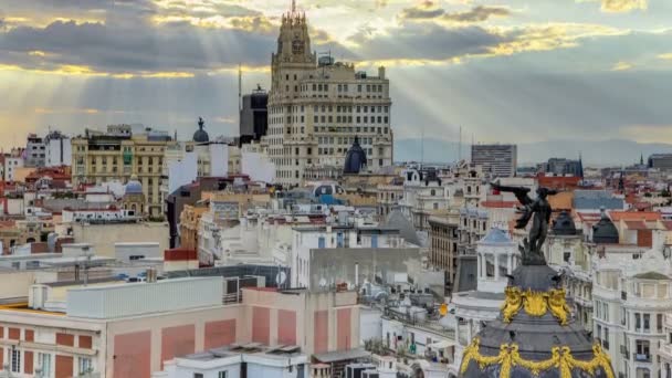 Telefonica byggnaden är en Manhattan-stil skyskrapa på Gran Via timelapse, Madrid, Spanien. Telefonica byggnad är den högsta byggnaden i centrala Madrid byggdes 1920-talet. — Stockvideo