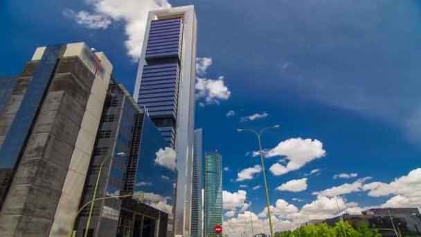 Mrakodrapy časově uplynuly hyperpoklesem v obchodní oblasti Four Towers s nejvyššími mrakodrapy v Madridu a Španělsku — Stock video