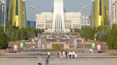 Astana şehir timelapse sakinleri yürüyüş ve güneşli bir şehir - Baiterek alan sembolü yakınındaki rahatlatıcı. Astana, Kazakistan