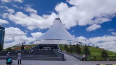 Astana, Kazakistan'ın Han Shatyr timelapse hyperlapse. Şehir sakinleri yürüyüş ve dinlenme.