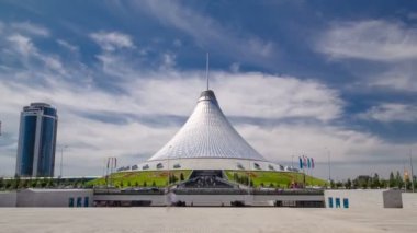 Astana, Kazakistan'ın Han Shatyr timelapse hyperlapse. Şehir sakinleri yürüyüş ve dinlenme.