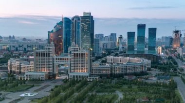 Şehir Merkezi ve merkezi iş bölgesi gün gece Timelapse, Orta Asya, Kazakistan Astana için yükseltilmiş görünümü
