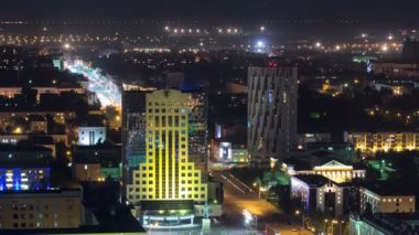 Astana'da geceleri çatıdan gelen ışıklı builrings ve yollarda trafik zaman aşımına uğradı. Kazakistan'ın başkenti