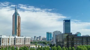 Yeni iş bölgesinde timelapse Kazakistan Astana'nın başkenti çatı üzerinden.
