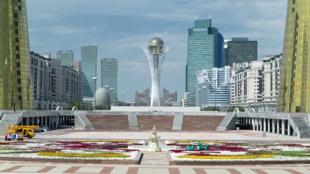 Veduta di Astana città moderna con baiterek e torri timelapse . — Video Stock