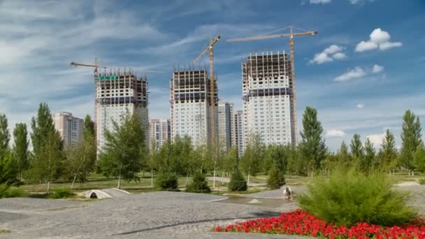 Overzicht van een grote bouw site timelapse in de buurt van nieuwe moskee en het paleis van de vrede en verzoening in Astana — Stockvideo