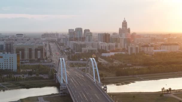 Zeitraffer bei Sonnenuntergang über der Brücke mit dem Transport und den Wolken im Hintergrund. Zentralasien, Kasachstan, Astana — Stockvideo