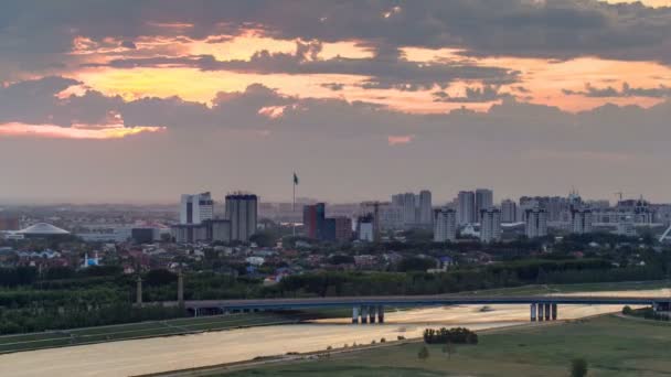 Coucher de soleil timelapse au-dessus du pont avec le transport et les nuages sur le fond. Asie centrale, Kazakhstan, Astana 