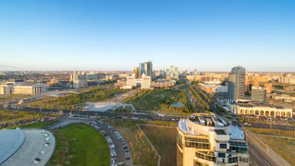 Erhöhter Blick über das Stadtzentrum und das zentrale Geschäftsviertel Zeitraffer Sonnenuntergang, Zentralasien, Kasachstan, Astana — Stockvideo