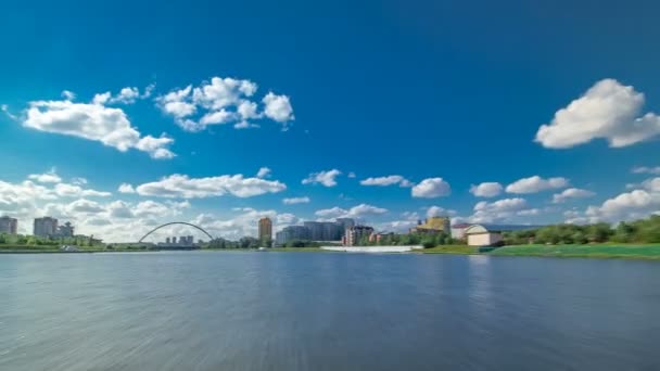 Astana (Kazachstan). Uitzicht vanaf plezier boot op de rivier Isjim timelapse hyperlapse drivelapse Astana. — Stockvideo