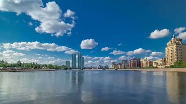 Astana, Kazakistan. Nehir Ishim timelapse hyperlapse drivelapse Astana içinde zevk teknede üzerinden görüntülemek. — Stok video