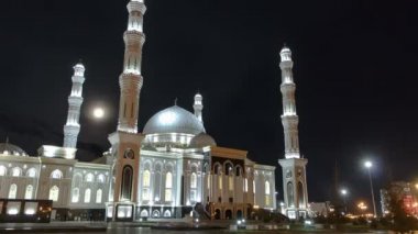 Astana'daki Hazreti Sultan Camii gece saatlerinde hiperlapse, Kazakistan