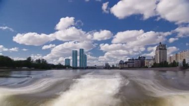 Astana, Kazakistan. Nehir Ishim timelapse hyperlapse drivelapse Astana içinde zevk teknede üzerinden görüntülemek.