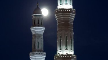 Astana timelapse dolunay, Kazakistan ile gece Hazreti Sultan Camii Minare