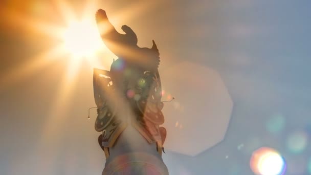 Slunce nad stéla památník kazašských Eli s ptačí Samruk timelapse. — Stock video