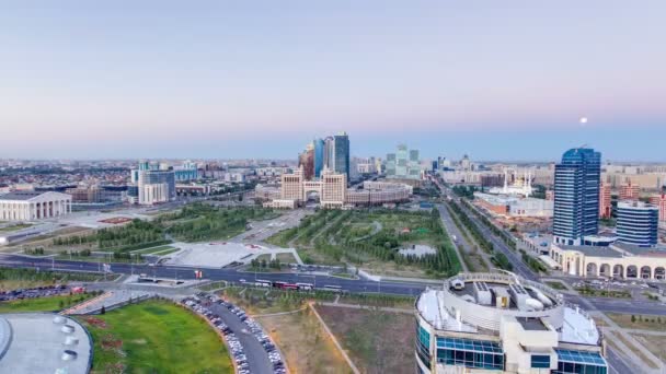 Verhoogde uitzicht over het centrum van de stad en de centrale zakelijke district dag naar nacht Timelapse, Centraal-Azië, Kazachstan, Astana — Stockvideo