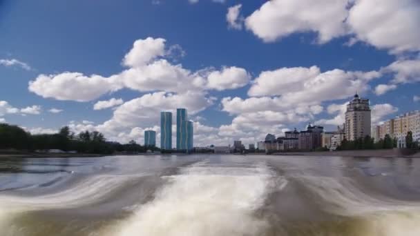 Astana, Kazakstan. Visa från fritidsbåt på floden Isjim timelapse hyperlapse drivelapse i Astana. — Stockvideo
